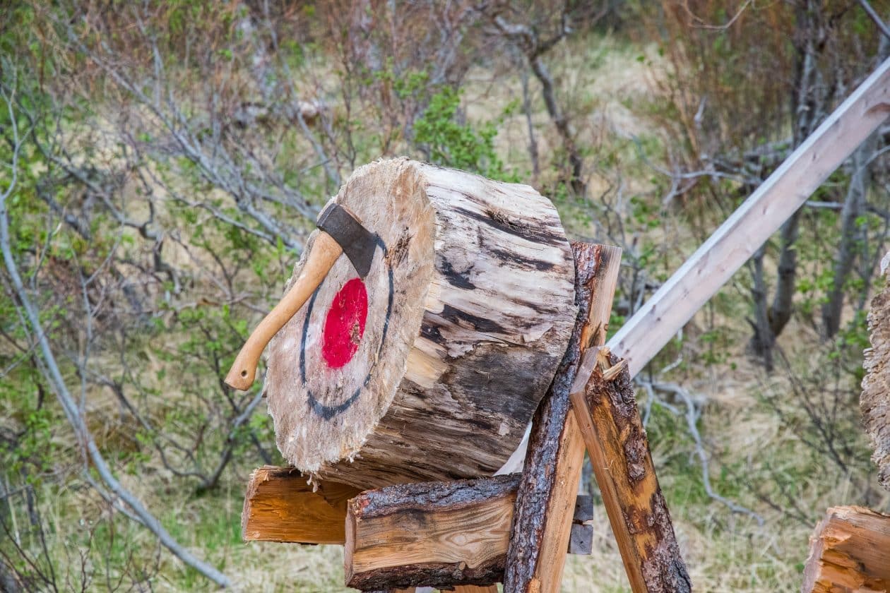 Abogados Especializados en Lesiones por Lanzamiento de Hacha en Fresno