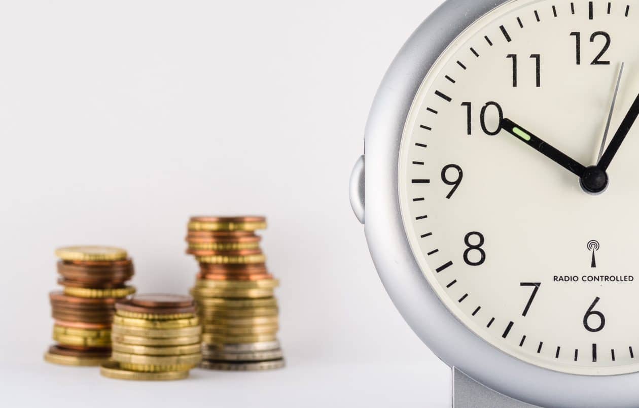 El tiempo es dinero con un reloj de pie y euros