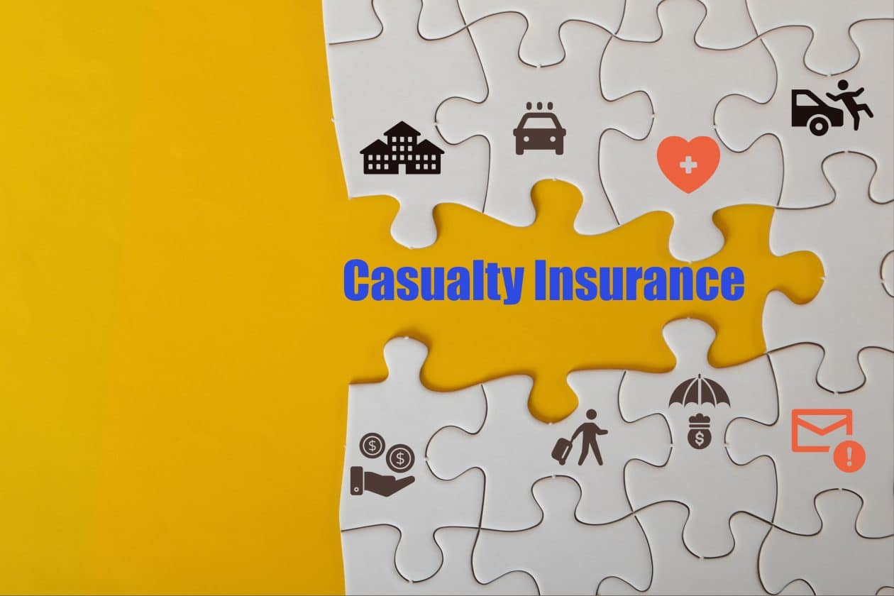 Concepto simbólico sobre SEGURO DE ACCIDENTES en rompecabezas.